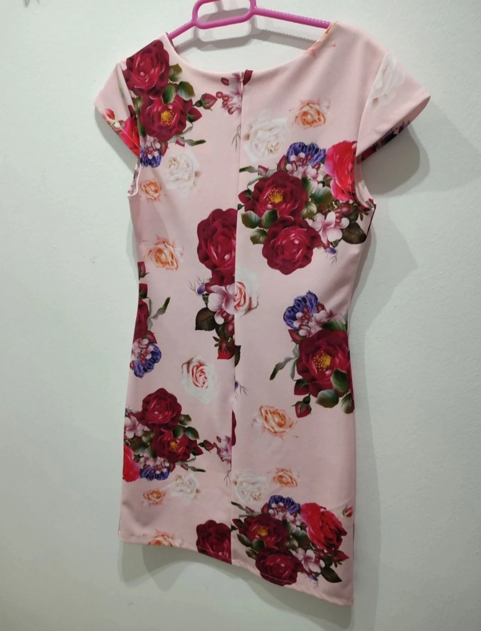 Robe courte ajustée à motif floral 🌸✨ – photo 2